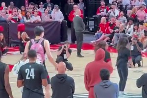 太老实了！杨瀚森此前全神贯注盯着啦啦队，并认真模仿跳了起来