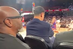 都被挡住了！球迷中国赛坐在姚明与奥胖身后，这还咋看啊😂