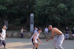 文班休赛期赤膊上身在少林寺打球，这身体谁看了不震撼？