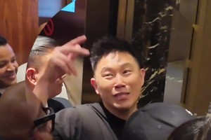 这是真牛啤！欧阳靖等电梯为奥尼尔即兴rap！真是张口就来啊~