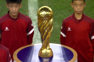 熠熠生辉！“苏超”冠军金杯率先亮相南京奥体迎接决战时刻🔥