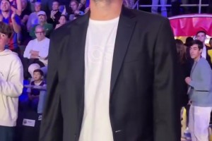 你还欠雷霆几个绝杀！阿布里內斯的球衣被退役！