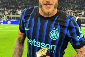 送穿透力极强助攻！迪马尔科赛后领取单场MVP奖杯💪