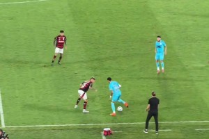 内马尔在巴甲都没办法再靠引以为傲的爆发力和节奏杀穿防线了🥲